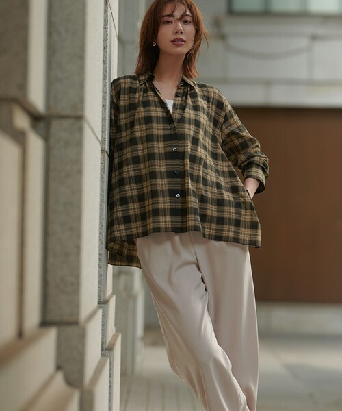 23区（ニジュウサンク）の「【WEB&一部店舗限定】シアーコットン チェック シャツ（シャツ/ブラウス・レディース・ベージュ系3・32）」の7枚目の写真