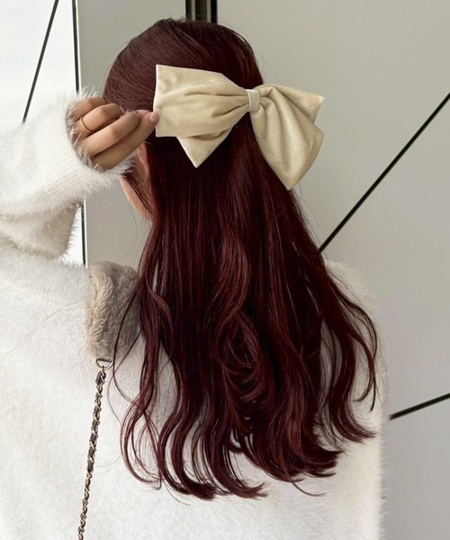 one after another NICE CLAUP（ワンアフターアナザーナイスクラップ）の「【Latini】ベロアクリップリボン（バレッタ/ヘアクリップ・レディース・アイボリー/ブラック・FREE）」の5枚目の写真