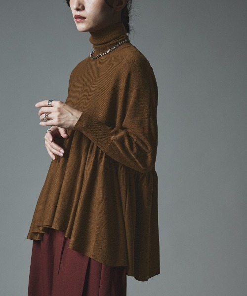 W:Huku(フーク)の「【W:Huku / ウールミックス ライト ニット】タートルネック ペプラム チュニック トップス / Wool-Blend Lightweight Knit Peplum Top(ニット/セーター・レディース・ブラック/チャコール/ライトグレー/ブラウン・FREE)」の4枚目の写真