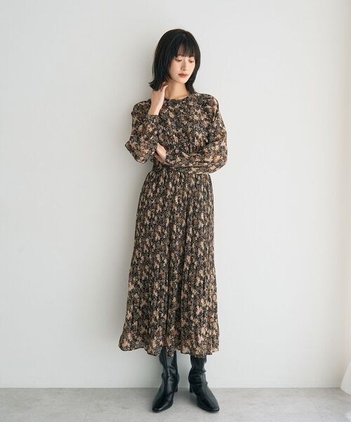 YECCA VECCA(イェッカヴェッカ)の「フラワー柄フリルプリーツワンピース(ワンピース・レディース・ブラック/アイボリー・FREE)」の1枚目の写真