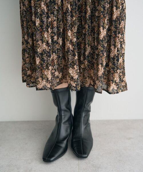 YECCA VECCA(イェッカヴェッカ)の「フラワー柄フリルプリーツワンピース(ワンピース・レディース・ブラック/アイボリー・FREE)」の19枚目の写真