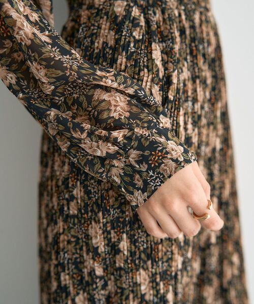 YECCA VECCA(イェッカヴェッカ)の「フラワー柄フリルプリーツワンピース(ワンピース・レディース・ブラック/アイボリー・FREE)」の20枚目の写真