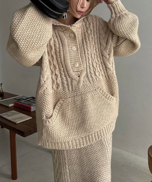 WILLFULLY（ウィルフリー）の「skipper hoodie cable muff pocket knit（ニット/セーター・レディース・ブラック/タン/チャコール・FREE）」の21枚目の写真