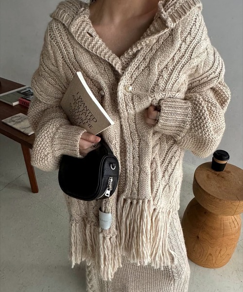 WILLFULLY（ウィルフリー）の「skipper hoodie cable muff pocket knit（ニット/セーター・レディース・ブラック/タン/チャコール・FREE）」の17枚目の写真