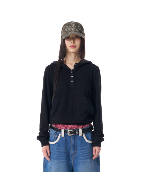 AAKAM(アーカム)の「Contrast Logo Button Hoodie (Black)(パーカー・レディース・その他・1)」の4枚目の写真