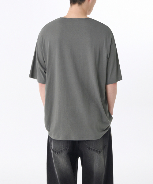 MUSINSA STANDARD（ムシンサスタンダード）の「リラックスドライトウェイトCRスクープネックTシャツ[カーキグレー]（Tシャツ/カットソー・メンズ・その他・SMALL/MEDIUM/LARGE/X-LARGE/XX-LARGE/XXX-LARGE）」の2枚目の写真