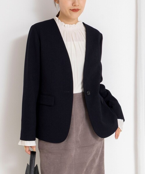 NOLLEY’S(ノーリーズ)の「《セットアップ対応》ウォッシャブルサージストレッチVネックジャケット(ノーカラージャケット・レディース・グレイッシュベージュ/ネイビー/オフホワイト・36/38/40)」の3枚目の写真