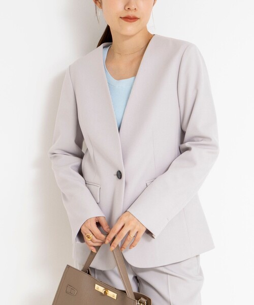 NOLLEY’S(ノーリーズ)の「《セットアップ対応》ウォッシャブルサージストレッチVネックジャケット(ノーカラージャケット・レディース・グレイッシュベージュ/ネイビー/オフホワイト・36/38/40)」の2枚目の写真