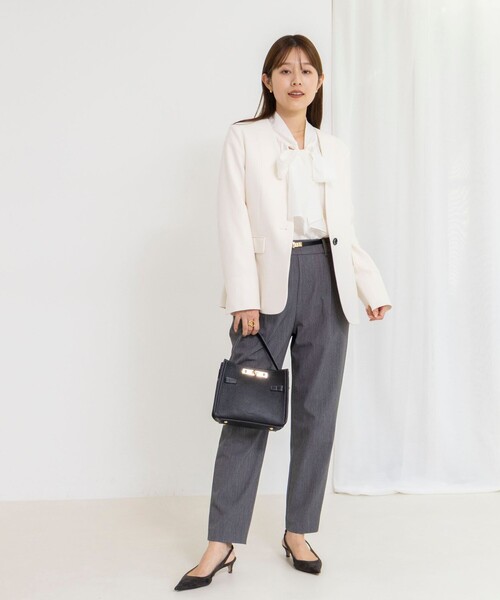 NOLLEY’S(ノーリーズ)の「《セットアップ対応》ウォッシャブルサージストレッチVネックジャケット(ノーカラージャケット・レディース・グレイッシュベージュ/ネイビー/オフホワイト・36/38/40)」の4枚目の写真