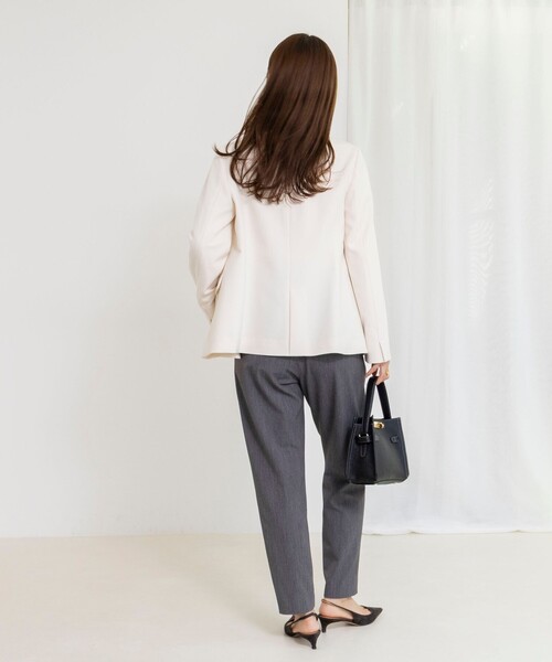 NOLLEY’S(ノーリーズ)の「《セットアップ対応》ウォッシャブルサージストレッチVネックジャケット(ノーカラージャケット・レディース・グレイッシュベージュ/ネイビー/オフホワイト・36/38/40)」の7枚目の写真