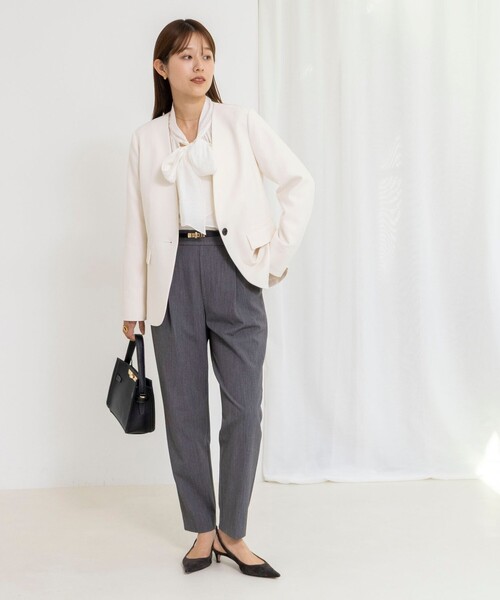 NOLLEY’S(ノーリーズ)の「《セットアップ対応》ウォッシャブルサージストレッチVネックジャケット(ノーカラージャケット・レディース・グレイッシュベージュ/ネイビー/オフホワイト・36/38/40)」の8枚目の写真