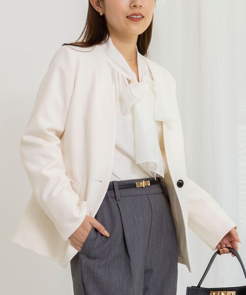 NOLLEY’S(ノーリーズ)の「《セットアップ対応》ウォッシャブルサージストレッチVネックジャケット(ノーカラージャケット・レディース・グレイッシュベージュ/ネイビー/オフホワイト・36/38/40)」の9枚目の写真