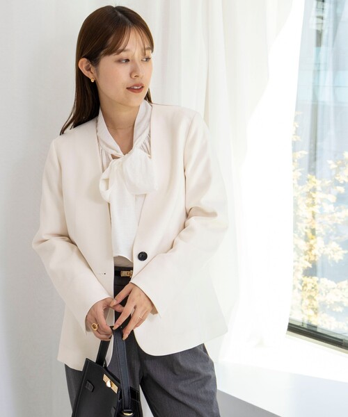 NOLLEY’S(ノーリーズ)の「《セットアップ対応》ウォッシャブルサージストレッチVネックジャケット(ノーカラージャケット・レディース・グレイッシュベージュ/ネイビー/オフホワイト・36/38/40)」の10枚目の写真