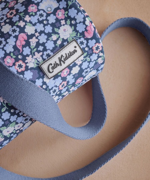 Cath Kidston（キャスキッドソン）の「リップストップ バレル クロスボディバッグ Dreamers Ditsy（ショルダーバッグ・レディース・その他・FREE）」の4枚目の写真