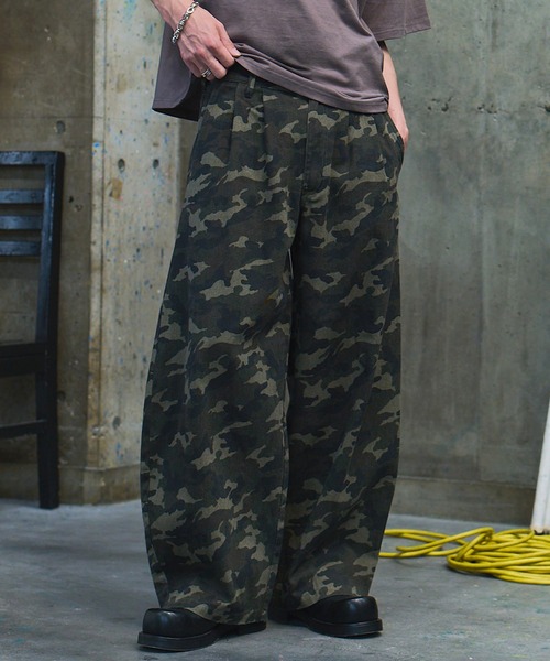 ILL'S(イルズ)の「カモ総柄 ダブルニー スタッズ カーブパンツ メンズ レディース ユニセックス(その他パンツ・メンズ・カーキ・M/L)」の1枚目の写真