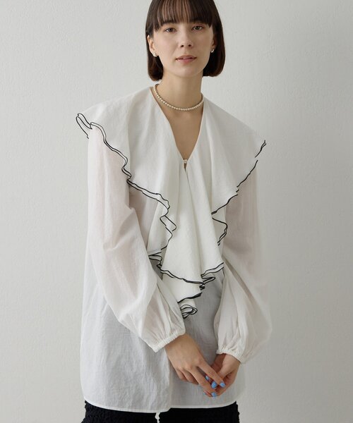 Whim Gazette（ウィムガゼット）の「ローンフリルブラウス（シャツ/ブラウス・レディース・ネイビー/オフホワイト・FREE）」の2枚目の写真