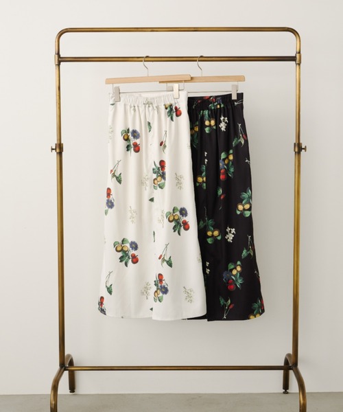 Unitage（ユニテージ）の「ボタニカル柄ロングスカート（スカート・レディース・ブラック/アイボリー・FREE）」の4枚目の写真