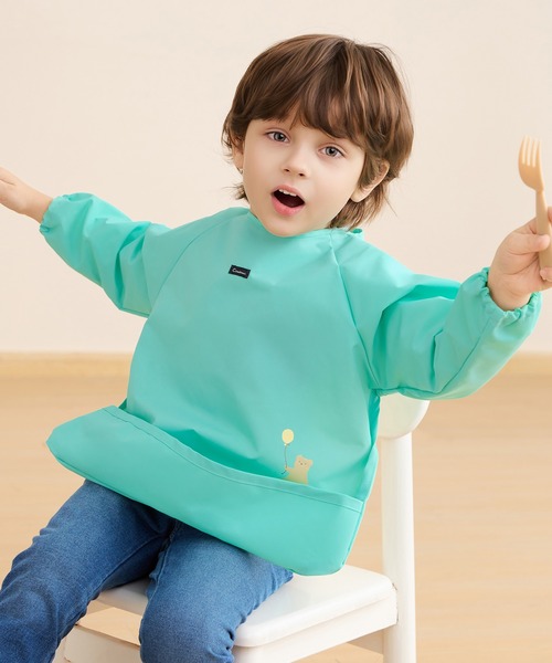 combimini（コンビミニ）の「はっ水ナイロン長袖お食事カラーエプロン（マグ/哺乳瓶/お食事グッズ・キッズ・ネイビー/サックスブルー/ピンク/エメラルド/クリーム・L/M）」の3枚目の写真