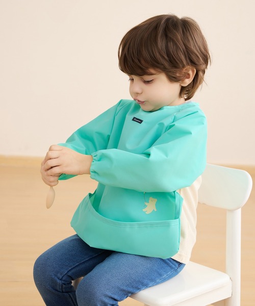 combimini（コンビミニ）の「はっ水ナイロン長袖お食事カラーエプロン（マグ/哺乳瓶/お食事グッズ・キッズ・ネイビー/サックスブルー/ピンク/エメラルド/クリーム・L/M）」の7枚目の写真