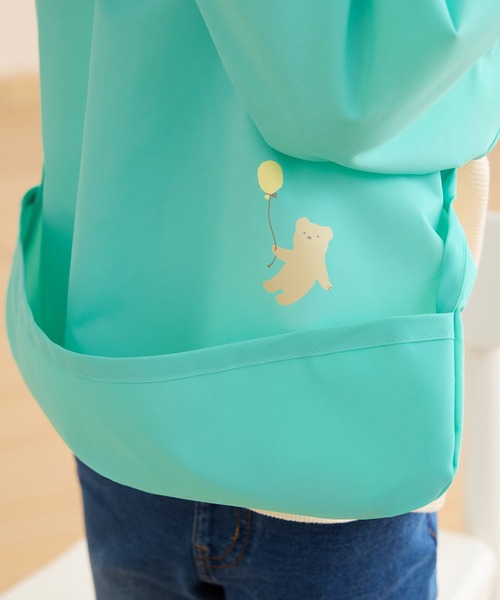 combimini（コンビミニ）の「はっ水ナイロン長袖お食事カラーエプロン（マグ/哺乳瓶/お食事グッズ・キッズ・ネイビー/サックスブルー/ピンク/エメラルド/クリーム・L/M）」の8枚目の写真
