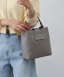 COLONY 2139（コロニートゥーワンスリーナイン）の「ベルトフラップバケットバッグ（ショルダーバッグ）」