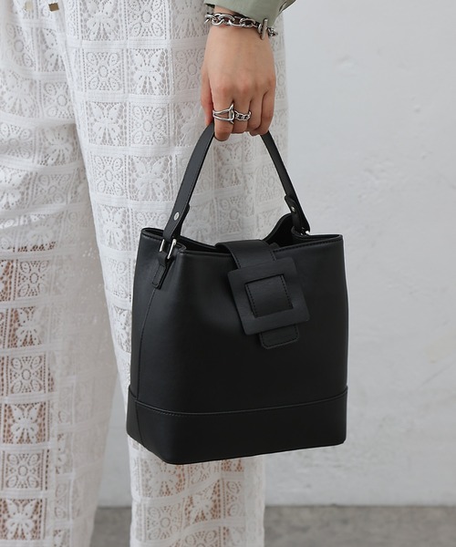 COLONY 2139（コロニートゥーワンスリーナイン）の「ベルトフラップバケットバッグ（ショルダーバッグ・レディース・ブラウン/グレー/ブラック・FREE）」の2枚目の写真