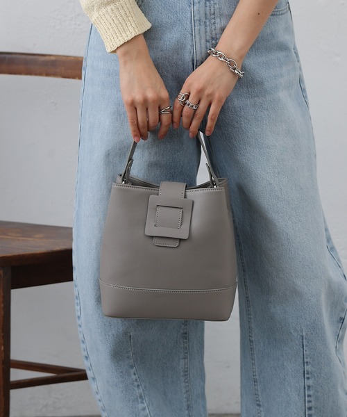 COLONY 2139（コロニートゥーワンスリーナイン）の「ベルトフラップバケットバッグ（ショルダーバッグ・レディース・ブラウン/グレー/ブラック・FREE）」の6枚目の写真