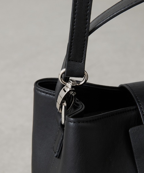 COLONY 2139（コロニートゥーワンスリーナイン）の「ベルトフラップバケットバッグ（ショルダーバッグ・レディース・ブラウン/グレー/ブラック・FREE）」の17枚目の写真