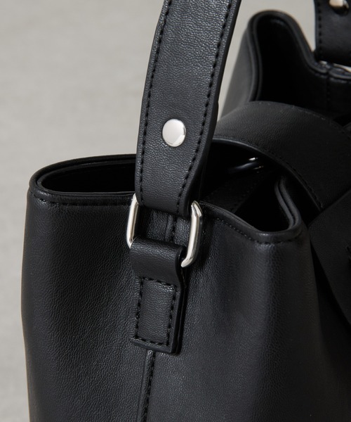 COLONY 2139（コロニートゥーワンスリーナイン）の「ベルトフラップバケットバッグ（ショルダーバッグ・レディース・ブラウン/グレー/ブラック・FREE）」の22枚目の写真