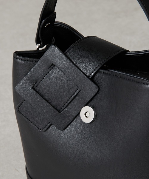 COLONY 2139（コロニートゥーワンスリーナイン）の「ベルトフラップバケットバッグ（ショルダーバッグ・レディース・ブラウン/グレー/ブラック・FREE）」の21枚目の写真