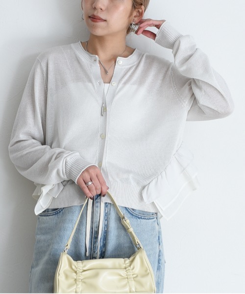 Eimee Law（エイミーロウ）の「サイドフリルニットカーディガン（カーディガン/ボレロ・レディース・グレー系/アイボリー/ブラック・FREE）」の2枚目の写真