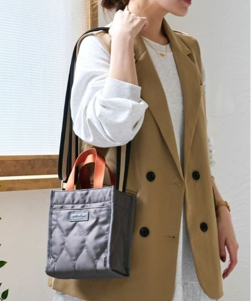 LIZDAYS(リズデイズ)の「LIZDAYS ショルダーバッグ(ショルダーバッグ・レディース・ダークグレー/ブルー系/ナチュラル/イエロー系その他/グレイッシュベージュ/スモーキーグリーン系・FREE)」の2枚目の写真