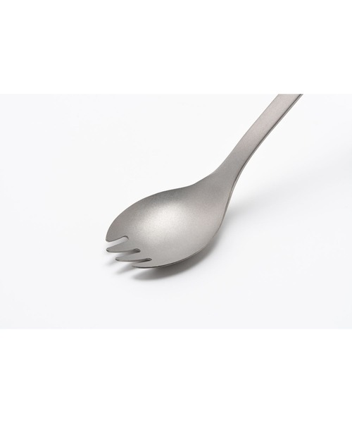 Snow Peak（スノーピーク）の「Snow Peak / リサイクルチタン先割れスプーンロング カトラリー 食器（グラス/マグカップ/タンブラー・メンズ・その他・ONE SIZE）」の3枚目の写真