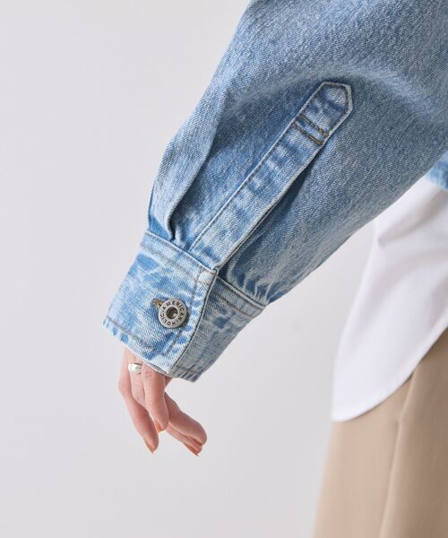 AMERICAN HOLIC(アメリカンホリック)の「カットオフショート丈デニムシャツ(シャツ/ブラウス・レディース・インディゴブルー/ライトインディゴブルー・FREE)」の8枚目の写真