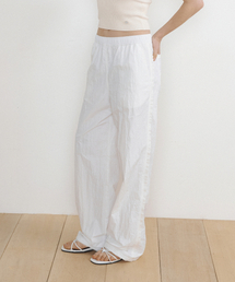 LUCIR ZU（ルシールズ）の「Lace Detail Nylon Pants (ivory)（スウェットパンツ）」
