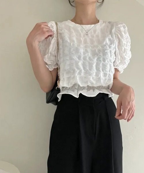 AMAJI(アマジ)の「ラウンドネック パフスリーブ 凹凸テクスチャ ギャザー ショート丈 トップス(Tシャツ/カットソー・レディース・ブラック/ホワイト・FREE)」の1枚目の写真