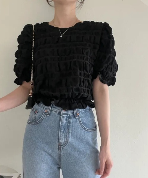 AMAJI(アマジ)の「ラウンドネック パフスリーブ 凹凸テクスチャ ギャザー ショート丈 トップス(Tシャツ/カットソー・レディース・ブラック/ホワイト・FREE)」の2枚目の写真