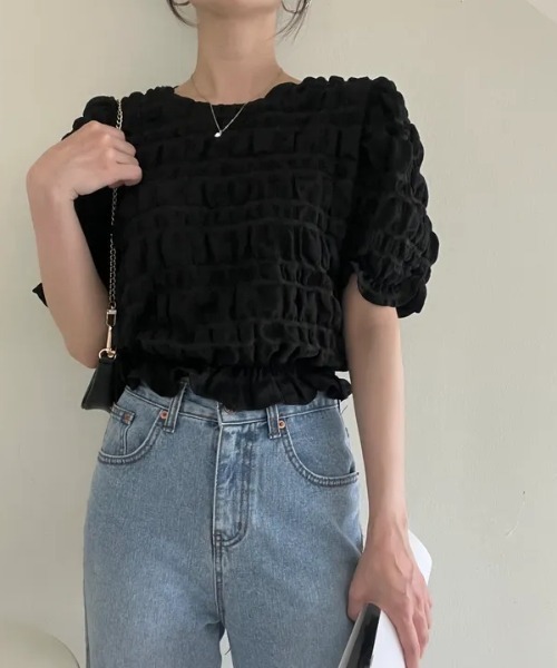 AMAJI(アマジ)の「ラウンドネック パフスリーブ 凹凸テクスチャ ギャザー ショート丈 トップス(Tシャツ/カットソー・レディース・ブラック/ホワイト・FREE)」の4枚目の写真