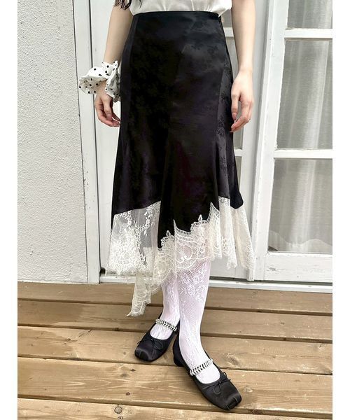 LILY BROWN(リリーブラウン)の「イレギュラーヘムサテンスカート(スカート・レディース・ブルー/ブラック/コーラル・F)」の2枚目の写真