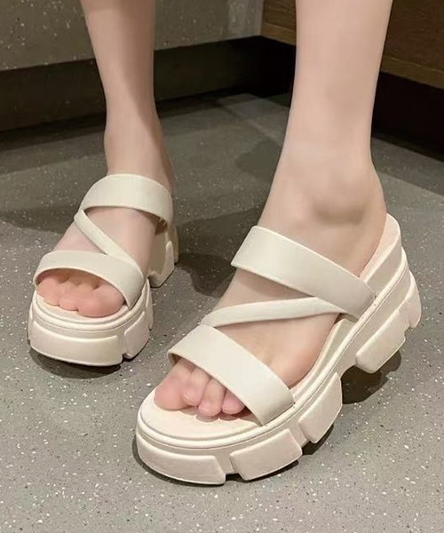 ADDITION STORE(アディションストア)の「\+7.5cm 脚長美脚♪簡単水洗い/フラップ 厚底サンダル(サンダル・レディース・ベージュ/ブラック/オフホワイト・25cm/24cm/23cm)」の1枚目の写真
