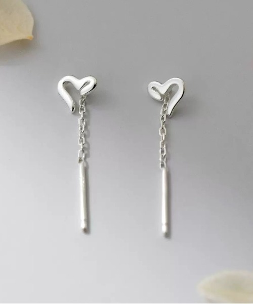 ALWAYS GOOD TIME(オルウェイズグッドタイム)の「【SILVER925 】金属アレルギー対応 ハートモチーフチェーンピアス / シルバー925 ミニハートロングピアス(ピアス(両耳用)・レディース・シルバー/ゴールド・FREE)」の4枚目の写真