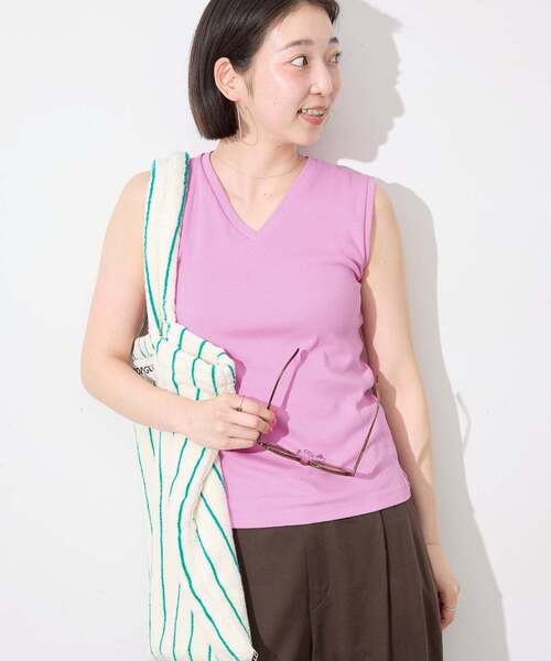 SLOBE IENA(スローブイエナ)の「《シリーズあり/12色展開》1dozen 汗染み防止Vネックノースリ(Tシャツ/カットソー・レディース・ベージュ/チャコールグレー/パープル/ブルー/レッド/ネイビー/カーキ/ピンク/アイボリー/イエロー/グリーン/ピンク系その他・FREE)」の11枚目の写真