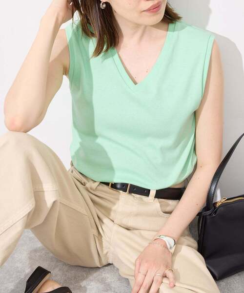 SLOBE IENA(スローブイエナ)の「《シリーズあり/12色展開》1dozen 汗染み防止Vネックノースリ(Tシャツ/カットソー・レディース・ベージュ/チャコールグレー/パープル/ブルー/レッド/ネイビー/カーキ/ピンク/アイボリー/イエロー/グリーン/ピンク系その他・FREE)」の5枚目の写真