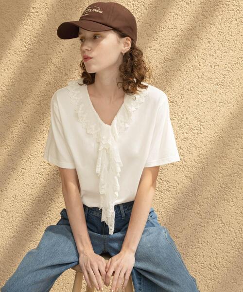 URBAN RESEARCH Sonny Label(アーバンリサーチサニーレーベル)の「Vネックフリルレースカラープルオーバー(Tシャツ/カットソー・レディース・ブラウン/オフホワイト/チャコールグレー・FREE)」の1枚目の写真