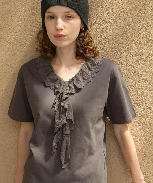 URBAN RESEARCH Sonny Label(アーバンリサーチサニーレーベル)の「Vネックフリルレースカラープルオーバー(Tシャツ/カットソー・レディース・ブラウン/オフホワイト/チャコールグレー・FREE)」の2枚目の写真