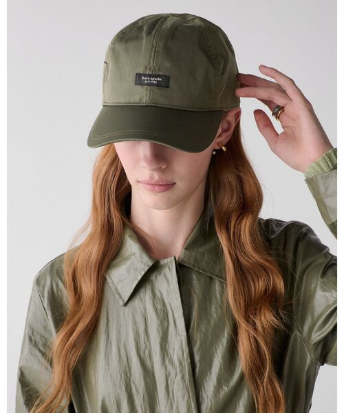 kate spade new york(ケイトスペード ニューヨーク)の「サム ラベル ポケット ベースボール キャップ(キャップ・レディース・グリーン・ONE)」の1枚目の写真