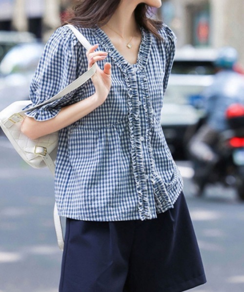 ONEP STAR(ワンピスター)の「フリルVネックギンガムチェックブラウス(シャツ/ブラウス・レディース・ブルー・X-LARGE/LARGE/MEDIUM)」の6枚目の写真