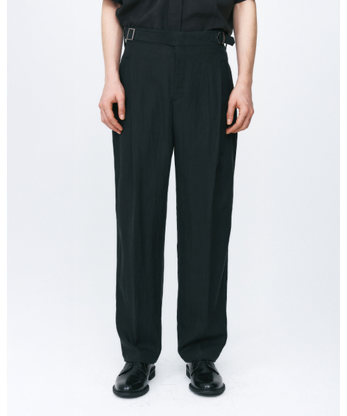 SYNQIA(シンキア)の「アシンメトリックタックディテールグルカトラウザー ドライブラック(スラックス・メンズ・その他・SMALL/MEDIUM/LARGE)」の1枚目の写真