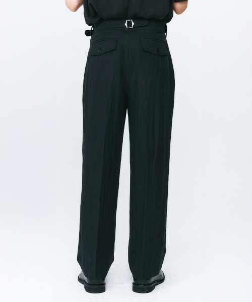 SYNQIA(シンキア)の「アシンメトリックタックディテールグルカトラウザー ドライブラック(スラックス・メンズ・その他・SMALL/MEDIUM/LARGE)」の2枚目の写真