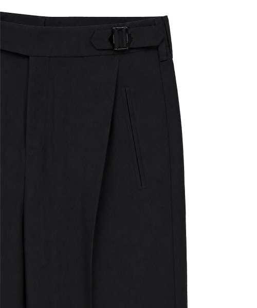 SYNQIA(シンキア)の「アシンメトリックタックディテールグルカトラウザー ドライブラック(スラックス・メンズ・その他・SMALL/MEDIUM/LARGE)」の5枚目の写真